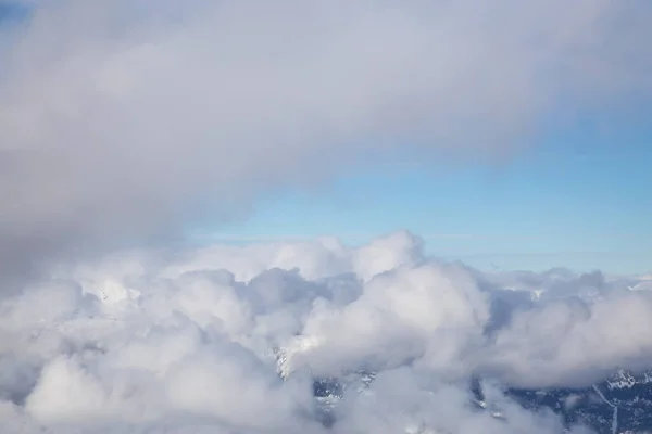 Güneşli Bulutlu Bir Kış Gününde Kanada Dağ Manzarasının Üzerindeki Bulutlu — Stok fotoğraf