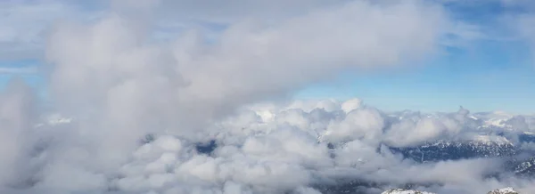 晴れた曇り空の冬の日の間にカナダの山の風景の上の雲の風景の美しい景色 カナダのBc州ウィスラーで撮影 背景のために良い — ストック写真