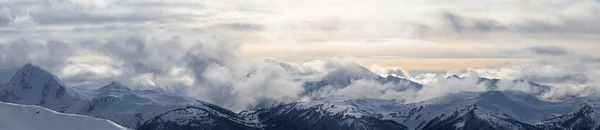 ウィスラー ブリティッシュコロンビア州 カナダ 曇りで活気のある冬の日の間にカナダの雪に覆われた山の風景の美しいパノラマビュー — ストック写真