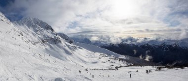 Whistler, British Columbia, Kanada. Kanadalı Karlı Dağ manzarasının güzel panoramik manzarası bulutlu ve canlı bir kış gününde.