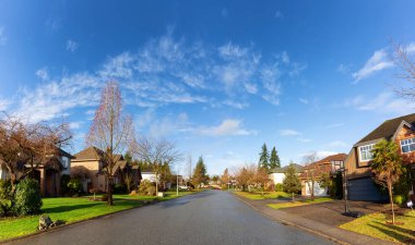 Şehrin varoş mahallesinde, canlı bir kış gündoğumu sırasında. Fraser Heights, Surrey, Vancouver, BC, Kanada 'da çekilmiş. Panorama, Geniş Açı