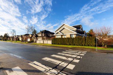 Canlı bir kış gündoğumu sırasında varoş mahallesinde yaya geçidi. Fraser Heights, Surrey, Vancouver, BC, Kanada 'da çekilmiş. Geniş Açı