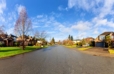 Şehrin varoş mahallesinde, canlı bir kış gündoğumu sırasında. Fraser Heights, Surrey, Vancouver, BC, Kanada 'da çekilmiş. Geniş Açı