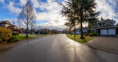Şehrin varoş mahallesinde, canlı bir kış gündoğumu sırasında. Fraser Heights, Surrey, Vancouver, BC, Kanada 'da çekilmiş. Panorama, Geniş Açı