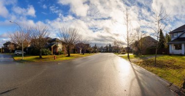 Şehrin varoş mahallesinde, canlı bir kış gündoğumu sırasında. Fraser Heights, Surrey, Vancouver, BC, Kanada 'da çekilmiş. Panorama, Geniş Açı