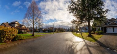 Şehrin varoş mahallesinde, canlı bir kış gündoğumu sırasında. Fraser Heights, Surrey, Vancouver, BC, Kanada 'da çekilmiş. Panorama, Geniş Açı