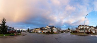 Şehrin varoş mahallesinde, canlı bir kış günbatımında. Fraser Heights, Surrey, Vancouver, BC, Kanada 'da çekilmiş. Panorama, Geniş Açı