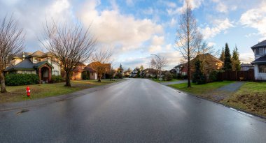 Şehrin varoş mahallesinde, canlı bir kış günbatımında. Fraser Heights, Surrey, Vancouver, BC, Kanada 'da çekilmiş. Panorama, Geniş Açı