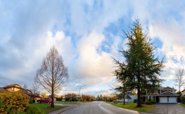 Şehrin varoş mahallesinde, canlı bir kış günbatımında. Fraser Heights, Surrey, Vancouver, BC, Kanada 'da çekilmiş. Panorama, Geniş Açı