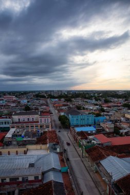 Ciego de Avila, Küba - 14 Haziran 2019: Bulutlu ve renkli bir günbatımında küçük bir Küba kasabasının hava panoramik manzarası.