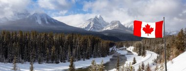 Banff Ulusal Parkı, Alberta, Kanada. Canli bir kis gününde arkada Kanadali Rocky Dağlari olan Morant 's Curve' un Iconic View 'i. Bayrak bileşimiyle
