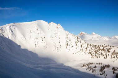 Kicking Horse, Golden, British Columbia, Kanada. Kanadalı Dağ manzarasının güzel manzarası Kış mevsiminin güneşli ve bulutlu sabahında.
