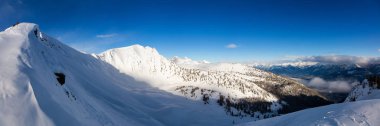 Kicking Horse, Golden, British Columbia, Kanada. Kanadalı Dağ manzarasının güzel Panoramik Manzarası Kış mevsiminin güneşli ve bulutlu sabahında.