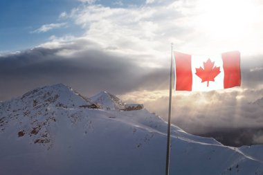Kicking Horse, Golden, British Columbia, Kanada. Kanada Dağ Manzarası 'nın güzel hava manzarası kışın canlı, güneşli ve bulutlu bir sabah güneşi altında. Bayrak bileşimiyle