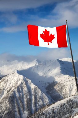 Kicking Horse, Golden, British Columbia, Kanada. Kanada Dağ Manzarası 'nın güzel hava manzarası kışın canlı, güneşli ve bulutlu bir sabah güneşi altında. Bayrak Birleşimi