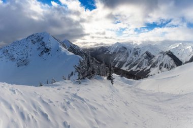 Kicking Horse, Golden, British Columbia, Kanada. Kanadalı Dağ manzarasının güzel manzarası Kış mevsiminin güneşli ve bulutlu sabahında.