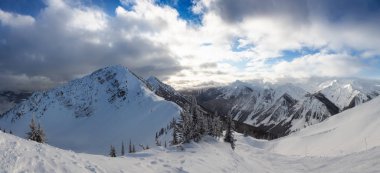 Kicking Horse, Golden, British Columbia, Kanada. Kanadalı Dağ manzarasının güzel Panoramik Manzarası Kış mevsiminin güneşli ve bulutlu sabahında.
