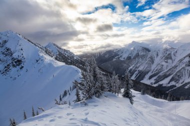 Kicking Horse, Golden, British Columbia, Kanada. Kanadalı Dağ manzarasının güzel manzarası Kış mevsiminin güneşli ve bulutlu sabahında.