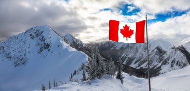 Kicking Horse, Golden, British Columbia, Kanada. Kanadalı Dağ manzarasının güzel Panoramik Manzarası Kış mevsiminin güneşli ve bulutlu sabahında.