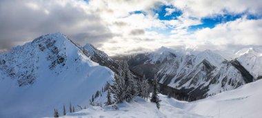 Kicking Horse, Golden, British Columbia, Kanada. Kanadalı Dağ manzarasının güzel Panoramik Manzarası Kış mevsiminin güneşli ve bulutlu sabahında.