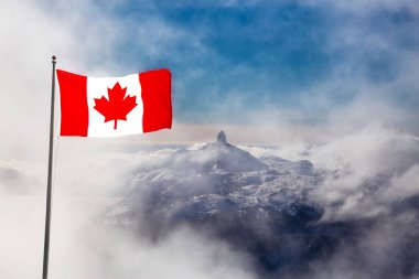 Bulutlu ve güneşli bir kış gününde Güzel Kanada Doğa Dağları manzarası. Whistler Tepesi 'nden alınmış, British Columbia, Kanada. Bayrak bileşimiyle