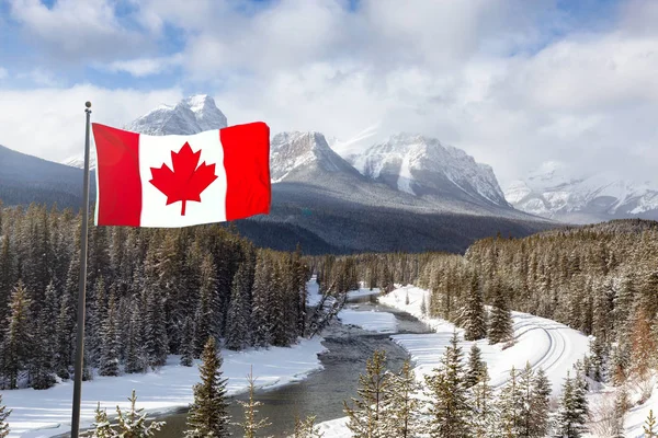 加拿大艾伯塔省班夫国家公园 在一个充满活力的冬日里 背景是莫兰特与加拿大落基山脉的曲线美 国旗组合 — 图库照片