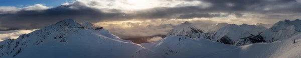馬を蹴ったり ゴールデン ブリティッシュ コロンビア州 カナダ 冬の活気に満ちた晴れと曇りの朝の日の出の間にカナダの山の風景の美しいパノラマの空中ビュー シャレーとゴンドラ — ストック写真