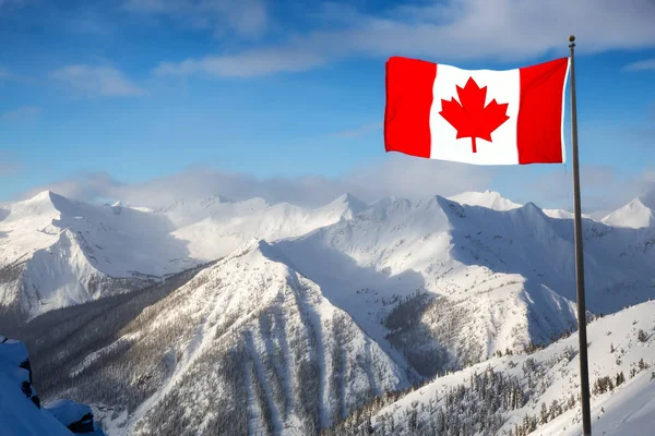 Kicking Horse, Golden, British Columbia, Kanada. Kanada Dağ Manzarası 'nın güzel hava manzarası kışın canlı, güneşli ve bulutlu bir sabah güneşi altında. Bayrak Birleşimi
