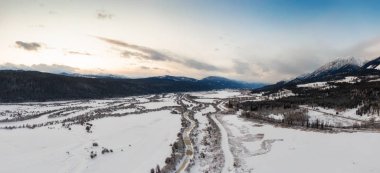 Kanadalı Dağ manzarasının canlı kış günbatımında güzel hava panoramik manzarası. Golden, British Columbia, Kanada yakınlarında çekilmiştir..