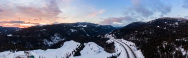 Renkli bir kış gündoğumu sırasında Kanada Dağ Manzarası 'ndan geçen manzaralı bir otobanın hava panoramik görüntüsü. Hope ve Merritt yakınlarında çekildi, British Columbia, Kanada.