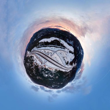 Soyut 360 Hava Panoramik Manzarası. Renkli bir kış gündoğumu sırasında Kanada Dağ Manzarası 'ndan geçen manzaralı bir otoban. Hope ve Merritt yakınlarında çekilmiş, British Columbia, Kanada. Sanat küçük toprak