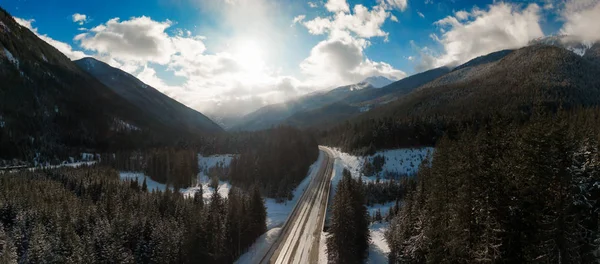 Vista Panorâmica Aérea Uma Estrada Cênica Vale Entre Canadian Mountain — Fotografia de Stock
