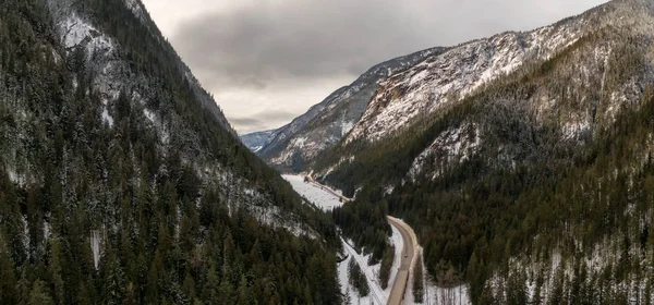 Kanada Nın Kışın Dağ Manzarası Arasındaki Vadide Manzaralı Bir Otoban — Stok fotoğraf