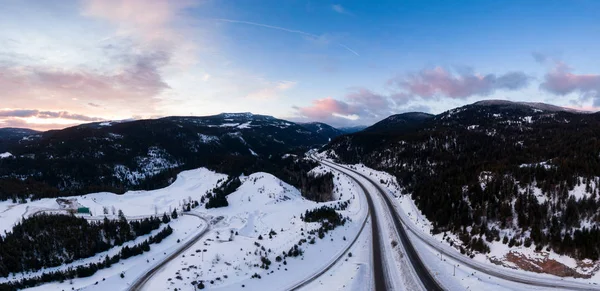 Aerial Panoramic Kilátás Egy Festői Autópálya Halad Kanadai Hegyi Táj — Stock Fotó