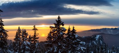 Güzel Panoramik Doğa Manzarası. Canlı bir kış günbatımında Dağın tepesinden ve Şehir merkezinden. Seymour, Vancouver, British Columbia, Kanada 'da çekildi.