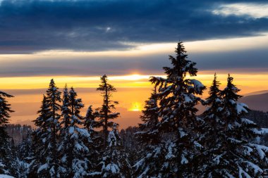 Canlı bir kış günbatımında, Dağın tepesinden ve Arkaplandaki Şehir Merkezinden güzel doğa manzarası. Seymour, Vancouver, British Columbia, Kanada 'da çekildi.
