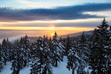 Canlı bir kış günbatımında, Dağın tepesinden ve Arkaplandaki Şehir Merkezinden güzel doğa manzarası. Seymour, Vancouver, British Columbia, Kanada 'da çekildi.