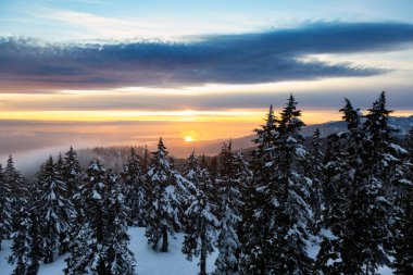 Canlı bir kış günbatımında, Dağın tepesinden ve Arkaplandaki Şehir Merkezinden güzel doğa manzarası. Seymour, Vancouver, British Columbia, Kanada 'da çekildi.