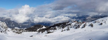 Whistler, British Columbia, Kanada. Bulutlu ve canlı bir kış gününde Kanada Karlı Dağ Manzarası ile Tepe 'den Zirveye Gondol Manzarası.