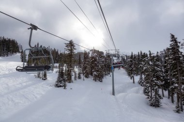 Whistler Kayak Tesisi, British Columbia, Kanada. Karlı Kanada Doğa Manzarası Dağı 'nın güzel manzarası ve canlı bir kış sabahı zirveye çıkan teleferik..