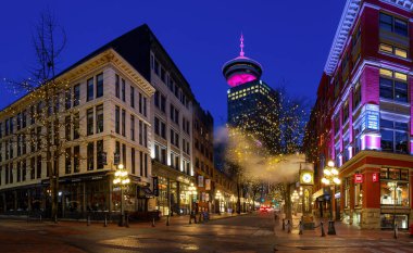 Vancouver, British Columbia, Kanada - 14 Şubat 2020: Gastown 'un ünlü tarihi bölgesinde Gece Sahnesi, renkli bir sabah gündoğumundan önce.