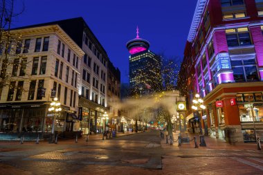 Vancouver, British Columbia, Kanada - 14 Şubat 2020: Gastown 'un ünlü tarihi bölgesinde Gece Sahnesi, renkli bir sabah gündoğumundan önce.