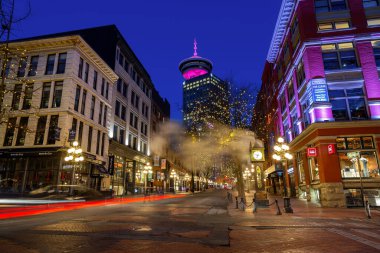Vancouver, British Columbia, Kanada - 14 Şubat 2020: Gastown 'un ünlü tarihi bölgesinde Gece Sahnesi, renkli bir sabah gündoğumundan önce.