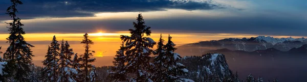 Prachtig Panoramisch Natuurlandschap Uitzicht Vanaf Bergtop Binnenstad Achtergrond Tijdens Een — Stockfoto