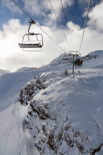 ウィスラースキーリゾート ブリティッシュコロンビア州 カナダ 雪に覆われたカナダの自然景観山とチェアリフトの美しい景色は 活気のある冬の朝にピークに達します — ストック写真