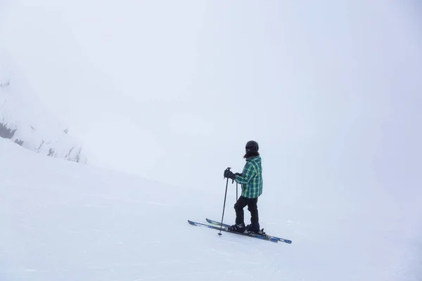 Adventuroso Menina Esqui Uma Bela Montanha Nevada Durante Dia Inverno — Fotografia de Stock