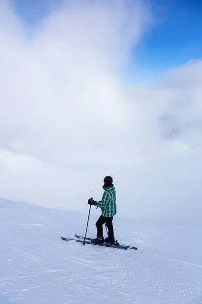 Chica Aventurera Esquí Una Hermosa Montaña Nevada Durante Día Invierno — Foto de Stock