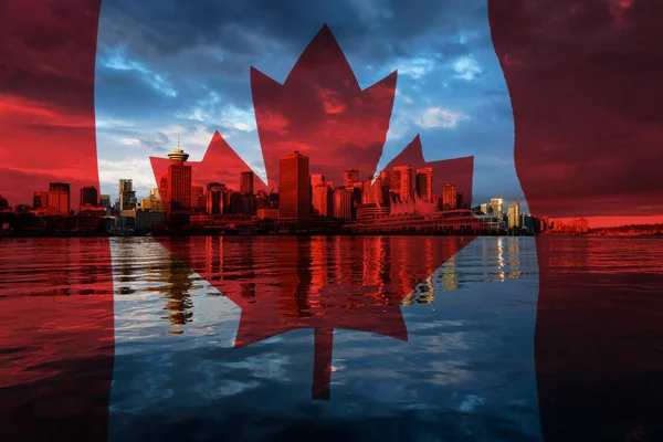 加拿大国旗覆盖与加拿大广场和商业楼在温哥华市中心 不列颠哥伦比亚省 在多云的日出时从水中观看 — 图库照片