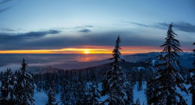 Güzel Panoramik Doğa Manzarası. Canlı bir kış günbatımında Dağın tepesinden ve Şehir merkezinden. Seymour, Vancouver, British Columbia, Kanada 'da çekildi.