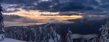 Kanada Doğa Sahası, renkli ve canlı kış günbatımında taze beyaz karla kaplıdır. Seymour Dağı, Kuzey Vancouver, British Columbia, Kanada 'da çekildi. Panorama